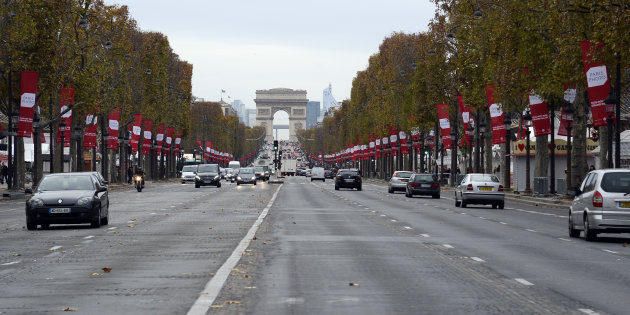Planète - France: Anne Hidalgo annonce une piste cyclable sur les Champs-Élysées pour 2017 à Paris