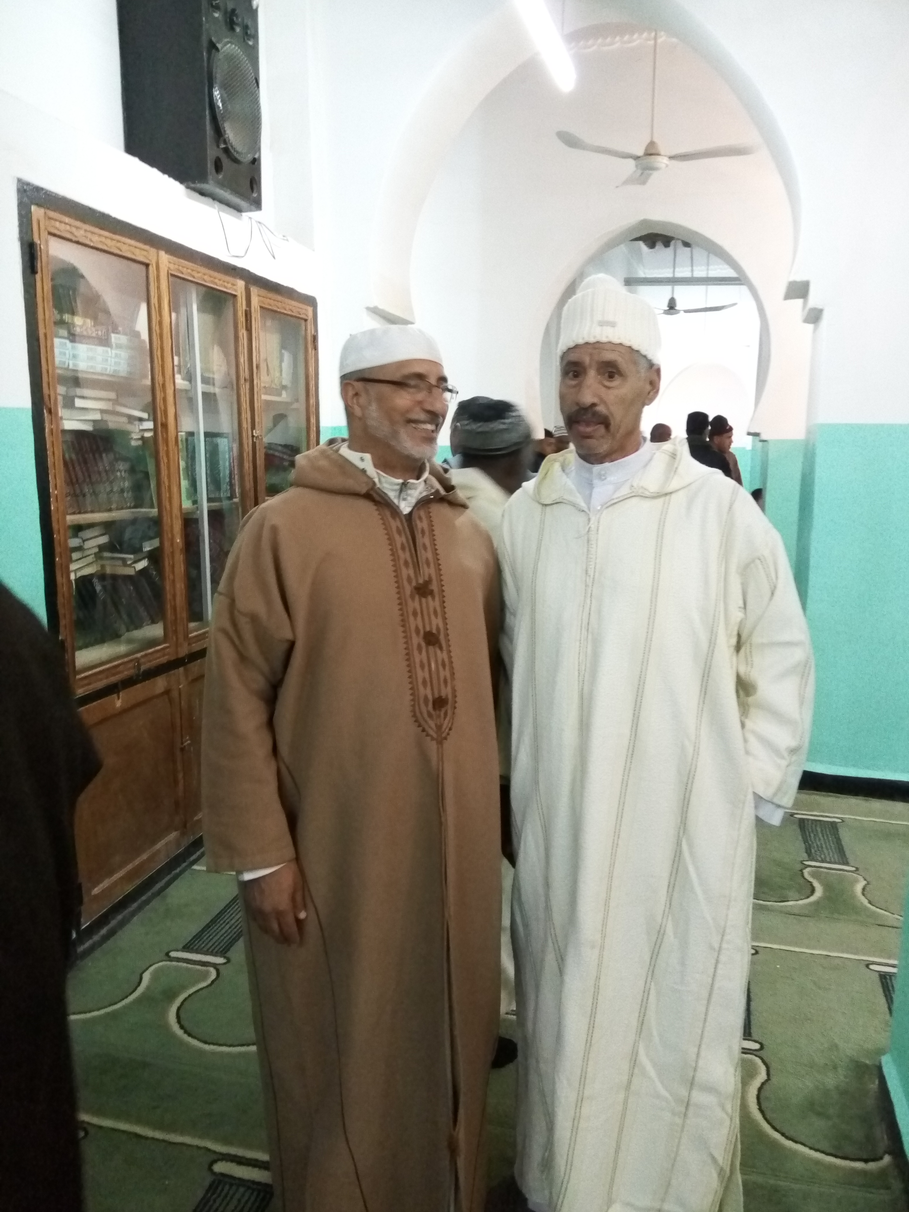 a l'intérieur de la Mosquée Sidi El Hadj Ben Ahmed à kénadza lors du Mawlid ennabaoui Echarif 2016 sur la photo M.Bensaidi Mostéfa et le Dr Yarfaa Med.