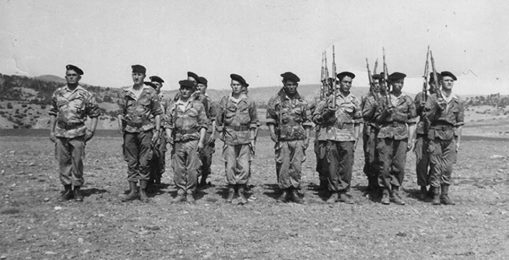 Aïn Mimoun 3ème section harkis aux ordres - 04.1961  Le Sgt. Chef Tétiahari - Le Sgt. G.W. Loulou -Philippini