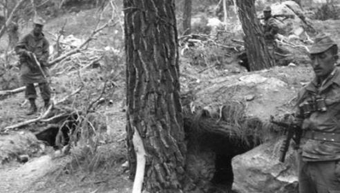 La vie au Commando Les caches dans les Béni-Mélloul, à droite un Sergent Harki qui a déserté vers la fin.