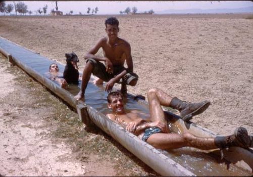 La vie au Commando Les caches dans les Béni-Mélloul, à droite un Sergent Harki qui a déserté vers la fin.