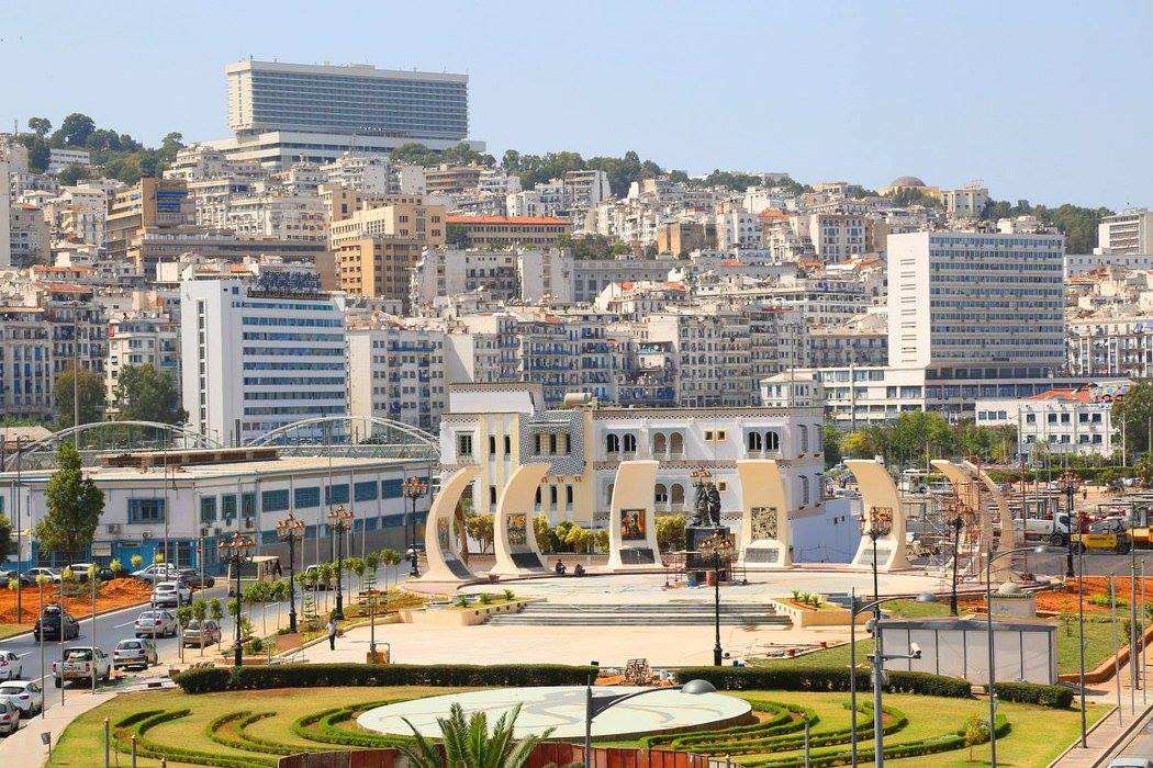 ALGER : La place de la Résistance.. Et la statue du Docker , au niveau du port d’Alger !