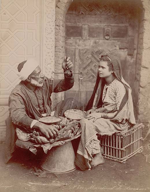 Une jeune femme avec un marchand de bananes Casbah d'Alger  - Algérie, c1892