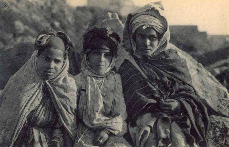 Trois jeunes filles de la tribu des Ouled Naïl. - Algérie 1918