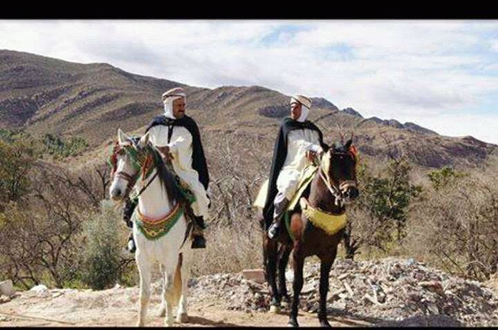 صورة لفرسان الشاوية باللباس التقليدي