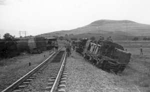 1957 - Train qui a sauté sur une mine à quelques Kms de Sétif - (Jallon Jean-Pierre)