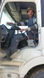 Mokrani Yazid  conduit un engin dans le chantier