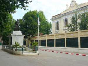 La sous-préfecture de Miliana et Statue d'Ali La Pointe