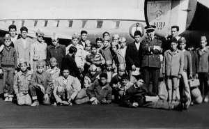 Photo prise le 3 août 1961 à l'aéroport  Château Bougon  de Nantes, lors d'un voyage en France de 30 jeunes de Sidi-Ali Benzemra. Certains se reconnaîtront.
