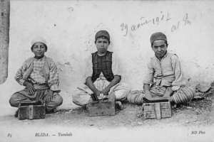 enfants cireurs de chaussures dans les rues de la ville de Blida.