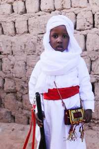 Enfant en tenue de baroudeur venu fêter la Fezaa à Beni Abbess le jour du Mawlid