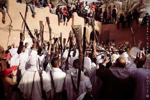 BECHAR-La  Fezaâ , cérémonie durant laquelle des centaines de membres de troupes de  Baroud  des différentes localités de la wilaya de Bechar