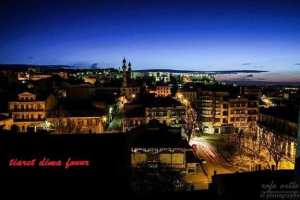 Tiaret, place du marché couvert la nuit.