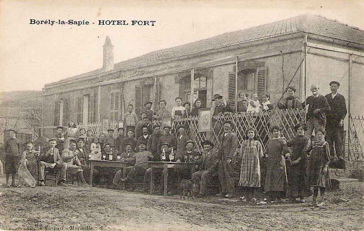 Des Colons à l'Ex.Borely La Sapie. Ouamri. Devant l'Hotel Fort.