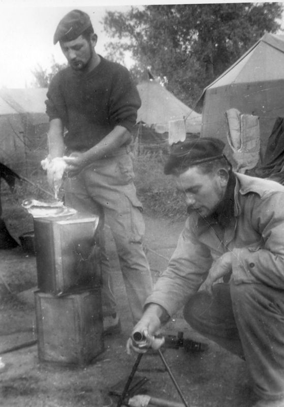 1956/60 - Région d'Aflou, PFISTER Jean-Yves à la lessive, DRAPIER Bernard nettoie le 24/29 - (Pfister Jean-Yves)