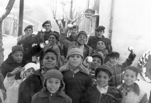 Frenda hiver 1959, bataille de boules de neige ( ça change) avec les enfants, de G à D: PFISTER Jean-Yves, DENIAU,???, CALVARIN Marcel - (Pfister Jean-Yves)