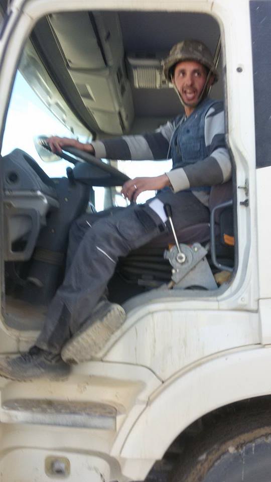 Mokrani Yazid  conduit un engin dans le chantier