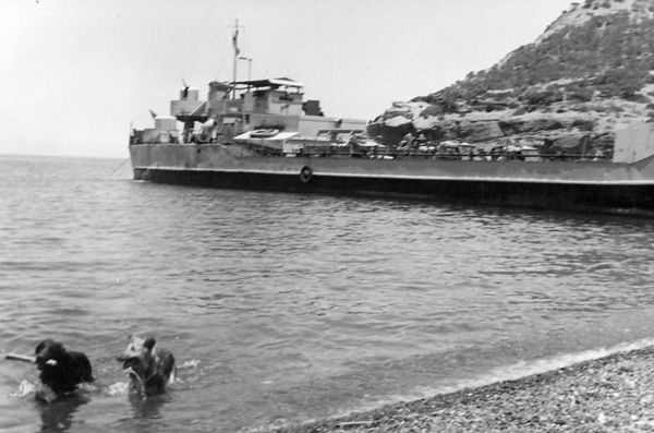 1956/59 - Un L C T apporte le ravitaillement à Honaïne pour le poste Requin - (Marie Yves)