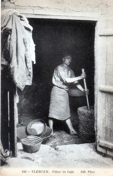 Tlemcen, ancienne photo le Pileur de Café