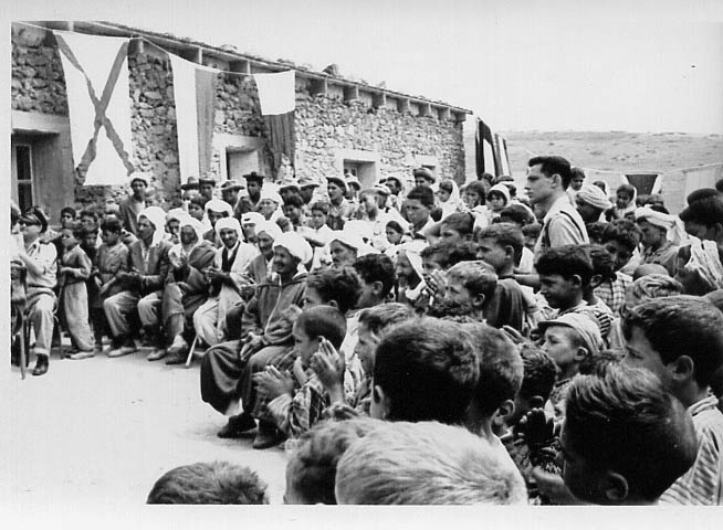 Fête de fin d'année en 1961 devant la première école construite en 1960 à Sidi Ali Benzemra