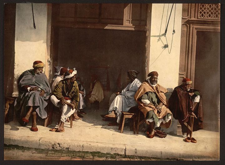 Arabes devant un café