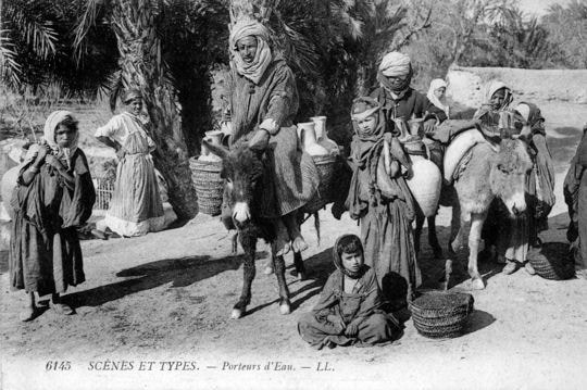 Des porteurs d'eau en plein soleil