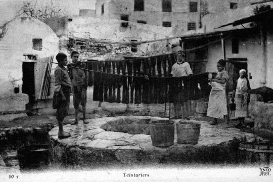 Des enfants teinturiers