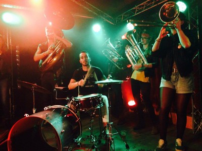 A TLEMCEN : KISS MY BRASS FANFARE, un spectacle de rue.