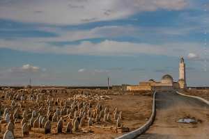 Cimetière de Sidi Khaled, au milieu duquel l'imposante mosquée de Sidi Khaled