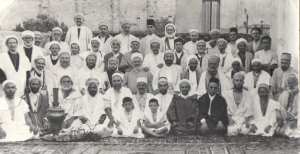 TLEMCEN : Les Derkaouas autour de Cheikh Ahmed Ben Yellès, fils de Cheikh Mohammed Ben Yellès en 1949.