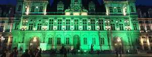 Planète - L'Hôtel de ville de Paris illuminé en vert après le retrait américain de l'accord sur le climat