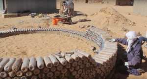 CONSTRUIT DES MAISONS AVEC DES BOUTEILLES EN PLASTIQUE