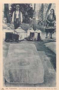 TLEMCEN – Une fidèle en pélerinage devant le tombeau du Rav