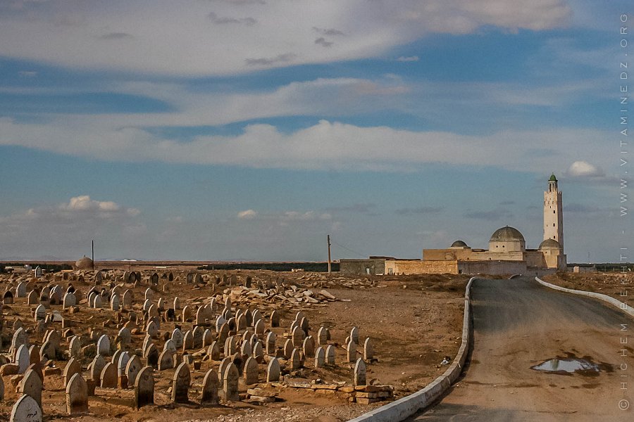 Cimetière de Sidi Khaled, au milieu duquel l'imposante mosquée de Sidi Khaled