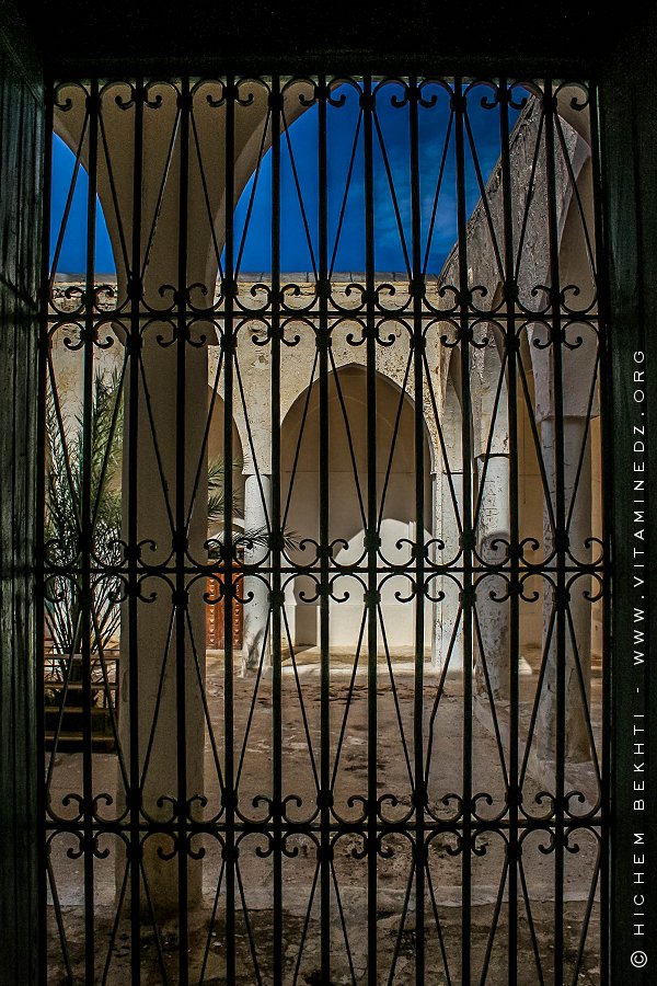 Cour interieure de la Mosquée et tombeau de Sidi Khaled Ibn sinan