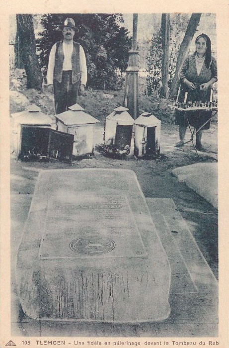 TLEMCEN – Une fidèle en pélerinage devant le tombeau du Rav