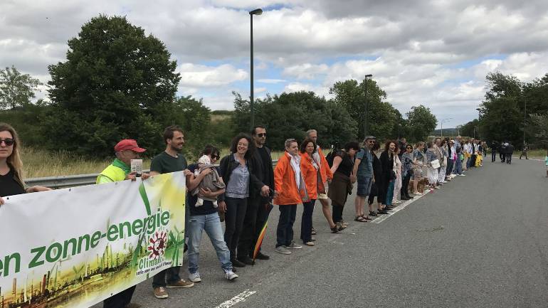 Planète - Une chaîne humaine de 50.000 personnes entre Tihange et Aix-la-Chapelle contre le nucléaire