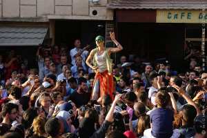 Ouverture Raconte-Arts 2017 (Ath Ouabane), participante échassière venue de France