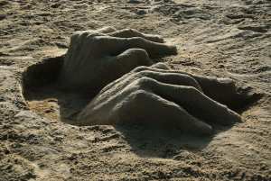 RICHARD BOIS SCULPTE SUR LE SABLE