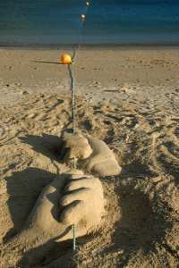 RICHARD BOIS SCULPTE SUR LE SABLE