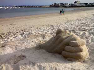 RICHARD BOIS SCULPTE SUR LE SABLE