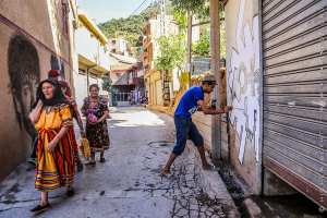 Le plasticien Fethi Hadj Kacem (Khero) au Festival international raconte-arts La 14e édition à Aït Ouabane