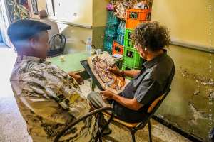 Un plasticien participant au Festival international raconte-arts (ici à Aït Ouabane)