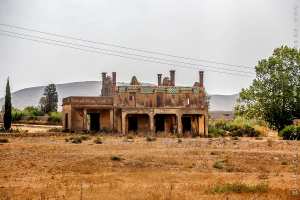 En empruntant la nouvelle double voie vers Port Say, une ancienne gare est réapparue sur la route, vestige du passé colonial ...