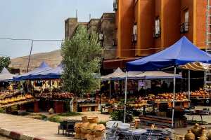 Poterie et artisanat en vente dans le village frontalier de boukanoune