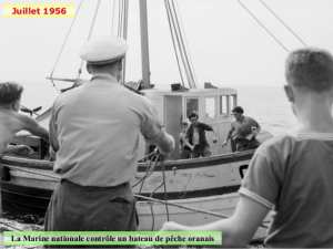 Juillet 1956 La Marine française contrôle un bateau de pêche oranais