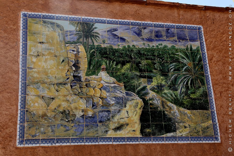 Boussemghoun est connue pour ses palmeraies, ses ksour et la culture des grenades.