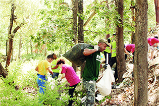Tizi Ouzou - Action de nettoyage de la forêt de Yakourène: Des bénévoles font renaître l’espoir