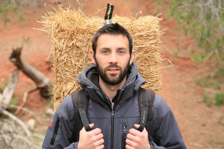 Planète - France: Il marche pour promouvoir la construction en paille