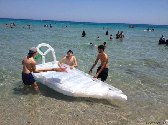 Ces Tunisiens récupèrent les bouteilles plastiques abandonnées… et en font des bateaux !